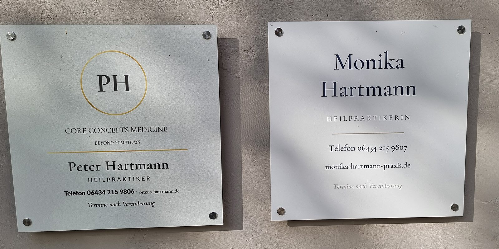 Die Praxisschilder von Peter Hartmann und Monika Hartmann am Eingang, Zur Hubermühle 17